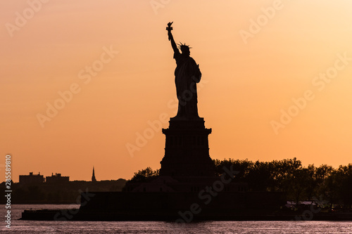 Vista a contraluz de la estatua de la libertad al anochecer © Martin