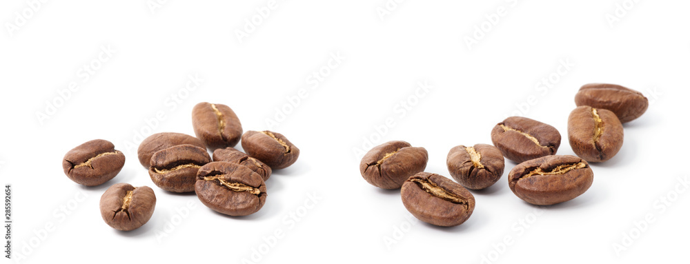 Obraz premium roasted coffee beans isolated in white background cutout