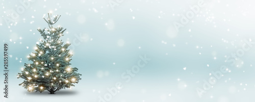weihnachtsbaum im schnee abstrakt minimalismus