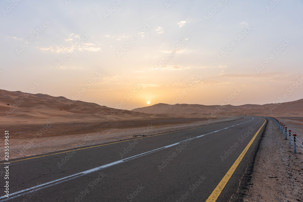 Straße durch die arabische Sandwüste