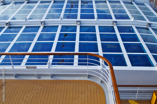 Holz Deck mit Reling und Blick auf geschlossenes verglastes Dach auf Kreuzfahrtschiff photo