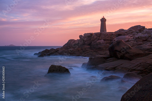 Pose longue sur le phare de Ploumanac'h en bretagne au lever de soleil