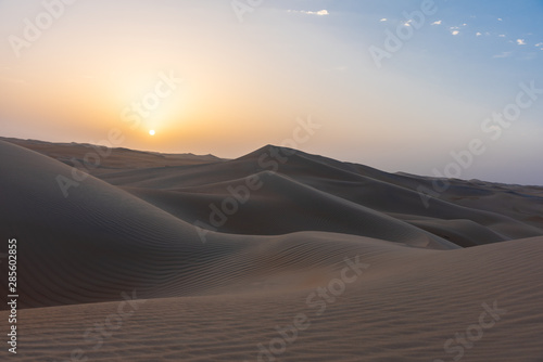 Arabische Sandwüste bei Sonnenaufgang