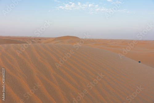 Arabische Sandwüste bei Sonnenaufgang