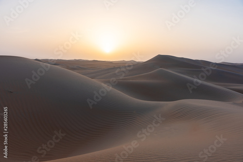 Arabische Sandw  ste bei Sonnenaufgang