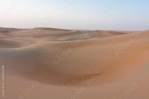 Fototapeta Naklejka Na Ścianę i Meble -  Arabische Sandwüste bei Sonnenaufgang