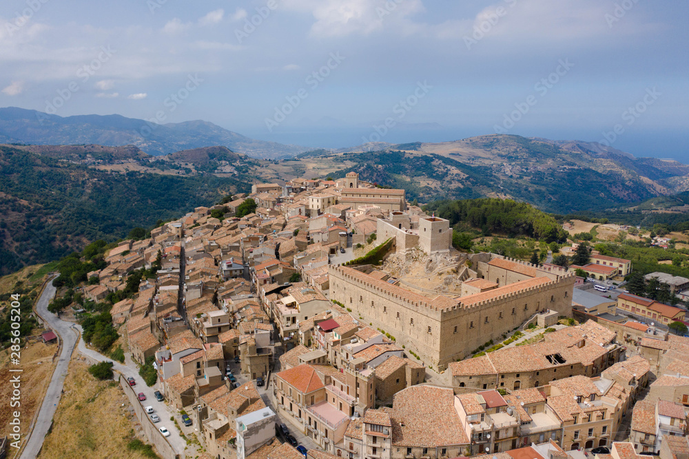 Turismo in Sicilia e veduta di Montalbano Elicona