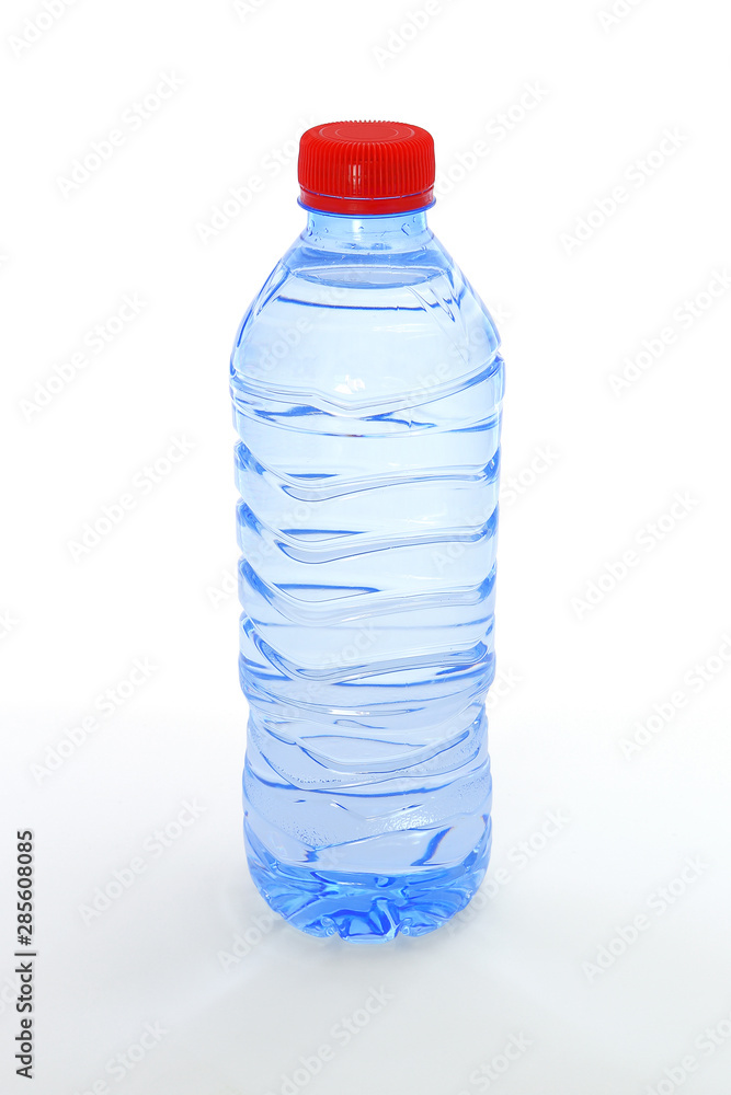 la petite bouteille d'eau avec couvercle rouge et verre isolé sur fond  blanc 5739718 Photo de stock chez Vecteezy