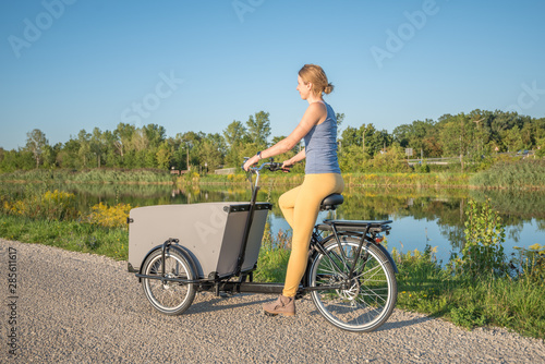 Frau fährt mit Lastenrad, E-Mobilität photo