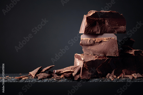 Valokuva Black chocolate on a dark background.