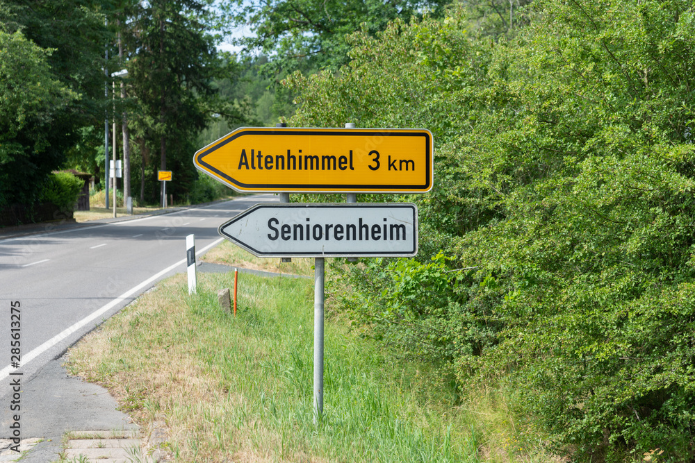 Wegweiser zum Seniorenheim Wegweiser zum Seniorenheim