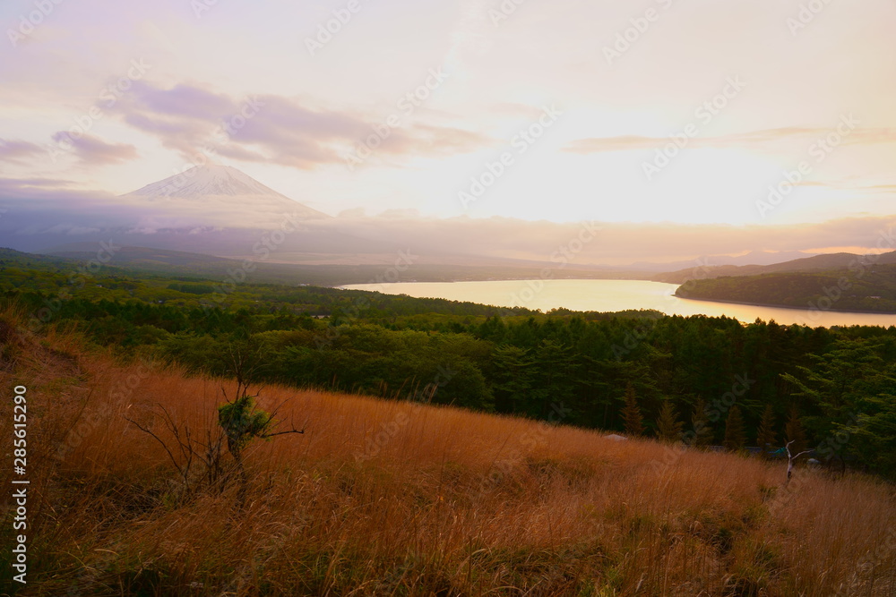 【山梨県】パノラマ台から見た富士山と山中湖 / 【Yamanashi】Mt. Fuji and Lake Yamanaka seen from the panorama stand	