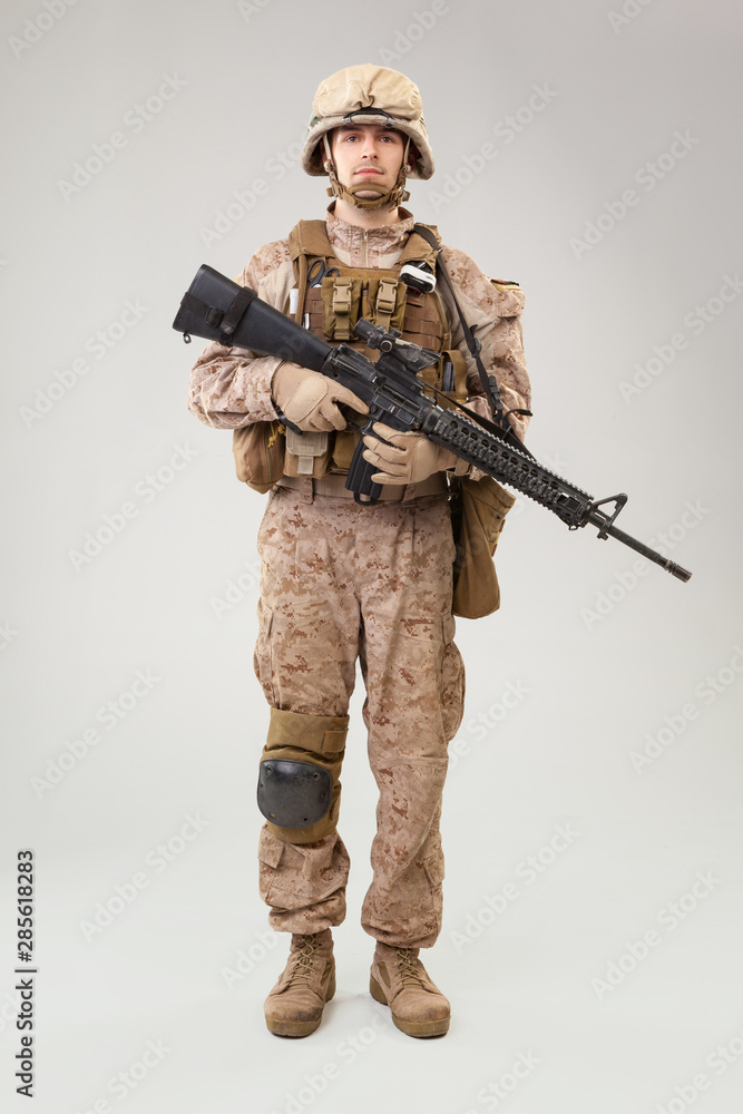Insistir Consumir Asia Studio shoot of modern infantry soldier, U.S. marine rifleman in combat  uniform, helmet and body armor foto de Stock | Adobe Stock