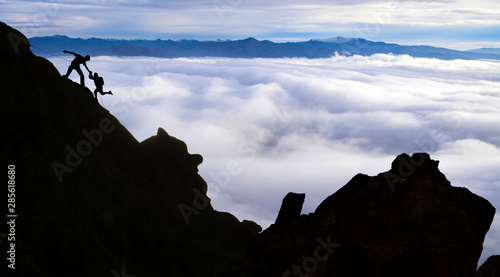 There are fog clouds at challenging peaks on the equinox.And they fight for success