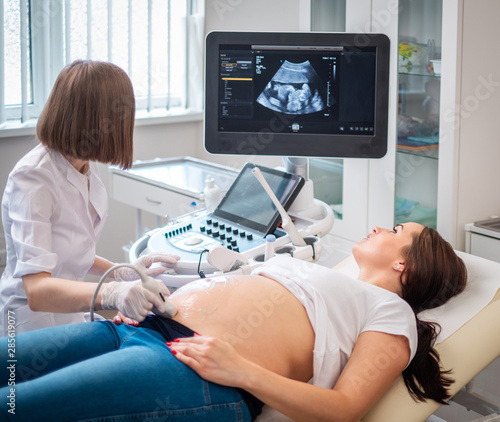 Foto Pregnant woman on utltrasonographic examination at hospital