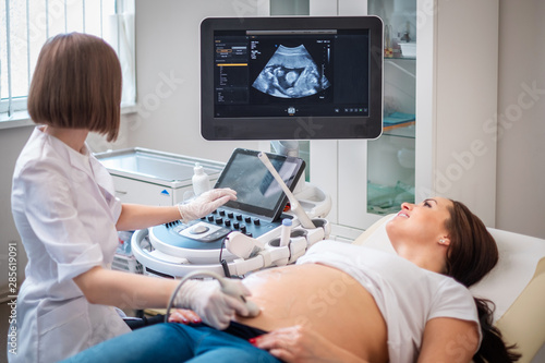 Fotografiet Pregnant woman on utltrasonographic examination at hospital