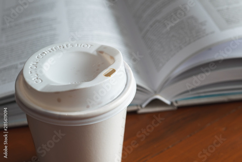 Single-use coffee cup with book