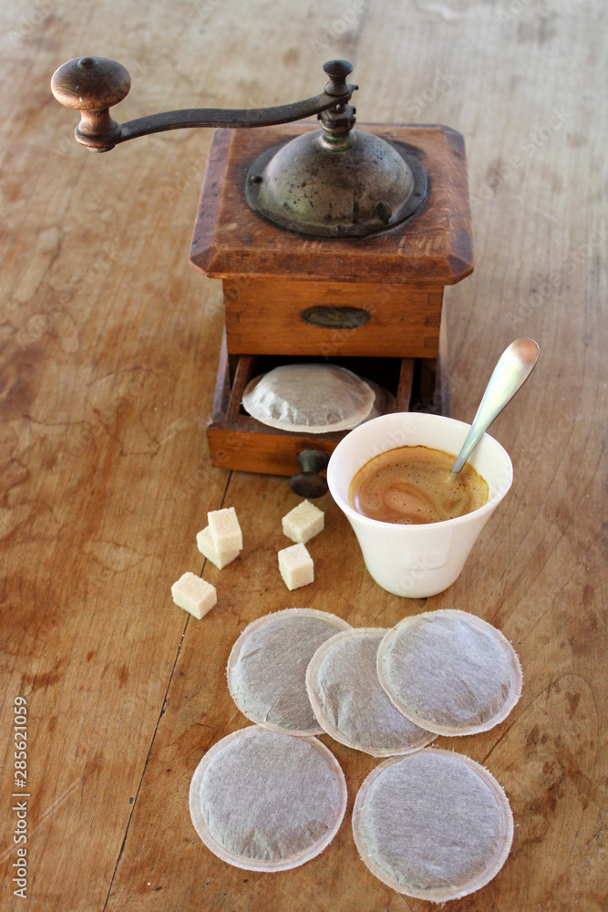 Tasse de café avec moulin à café ancien sur fond bois Tasse de café avec moulin à café ancien sur fond bois