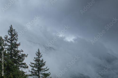 Paesaggio montano con nubi