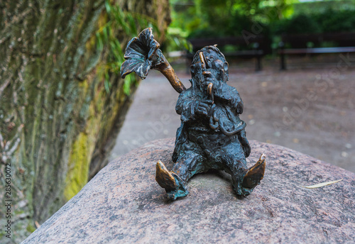 Posąg krasnala grającego na puzonie