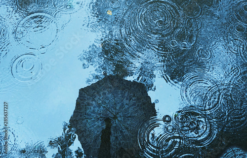 Obraz na plátně reflection umbrella in puddle background