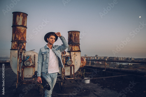 Canvas-taulu Urban man with hat and skateboard