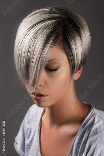 Photo Short hair style hair cut grey silver platinum hair color