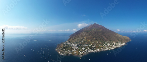 Tableau sur toile Isola di Stromboli  panoramica vista dal drone