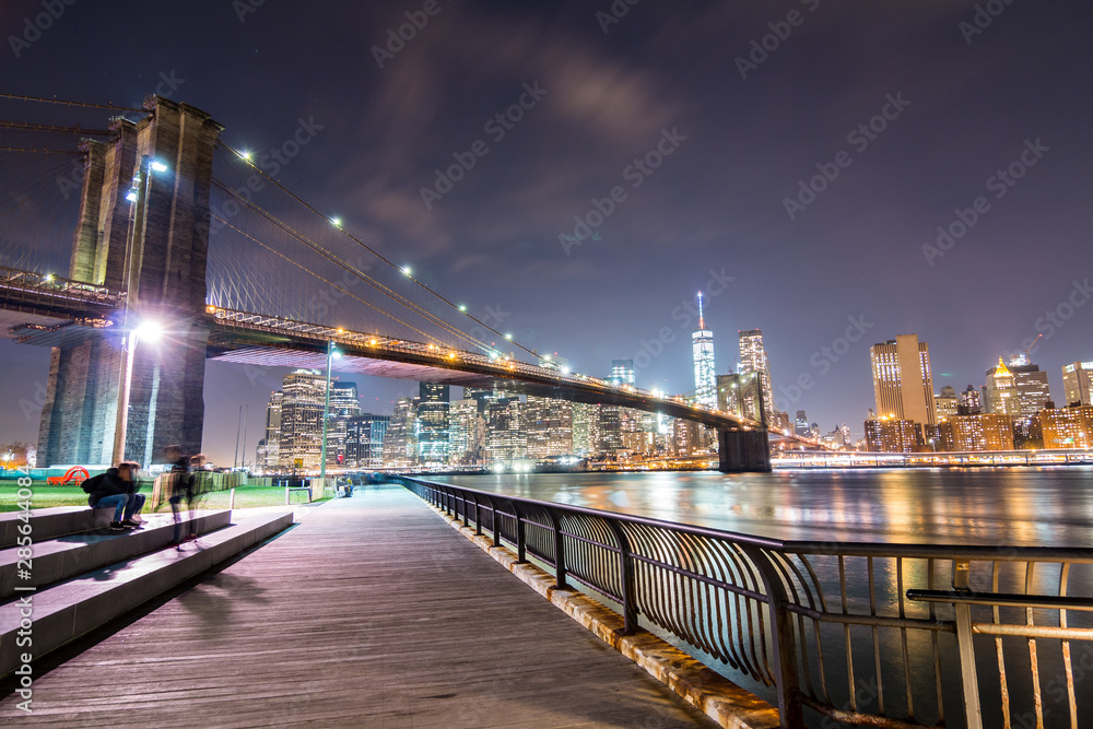Fototapeta premium Brooklyn Bridge at night with Manhattan in the background