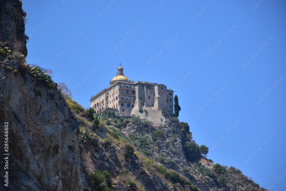La Basilica Santuario di Maria Santissima di Tindari o santuario di Tindari o santuario della Madonna Nera o primitiva cattedrale di Tindari si trova a Tindari, Messina- Sicilia