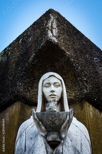 Una statua d   angolo su una tomba del cimitero monumentale del Verano a Roma