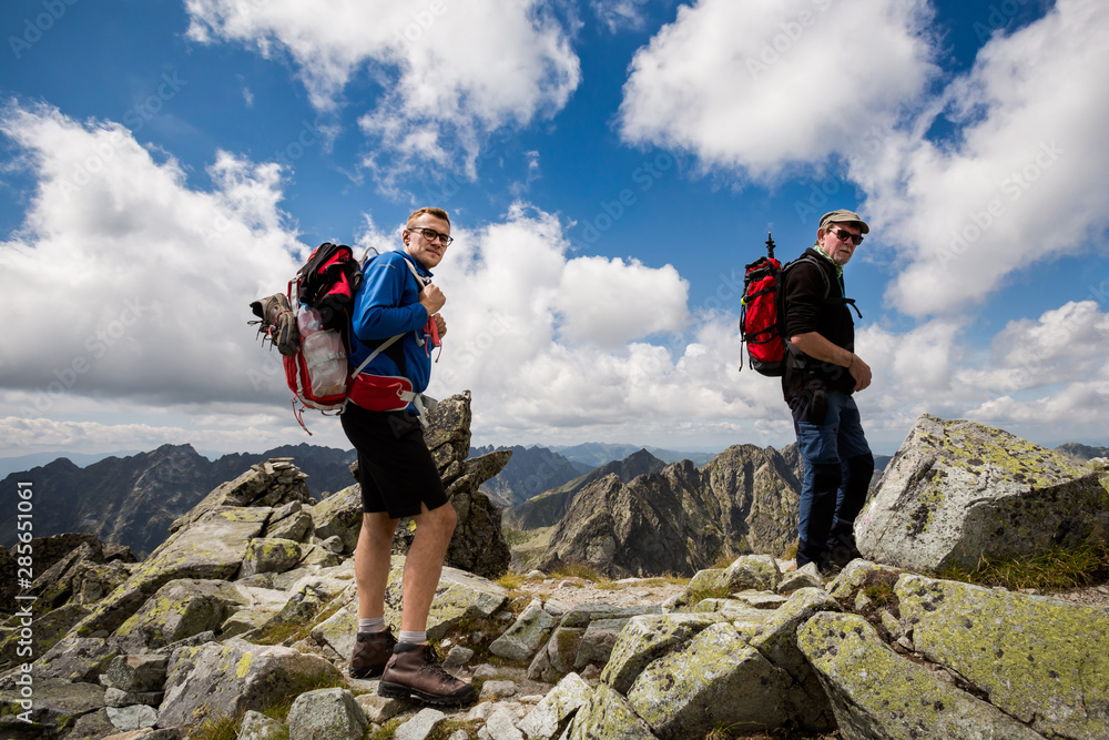 Obraz premium Tourists going to Rysy Tatra mountains