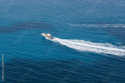 Motorboot auf dem Meer