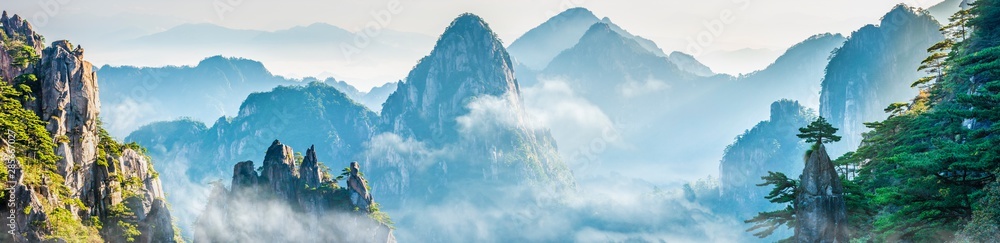 Plakat Krajobraz góry Huangshan (żółte góry). Światowego Dziedzictwa UNESCO. Znajduje się w Huangshan, Anhui, Chiny.