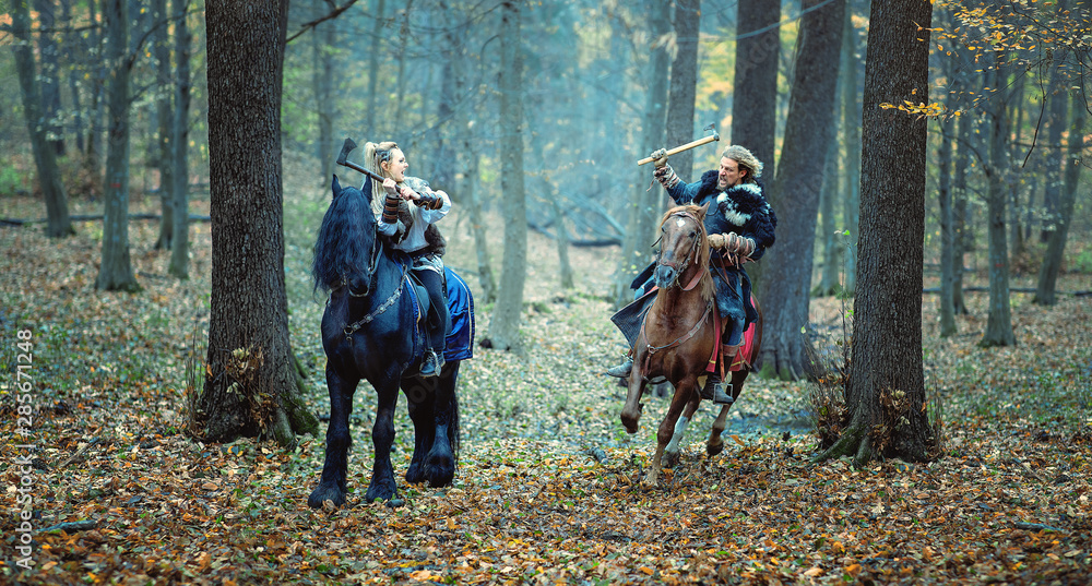 Vikings running in the forest to fight i, Stock Video