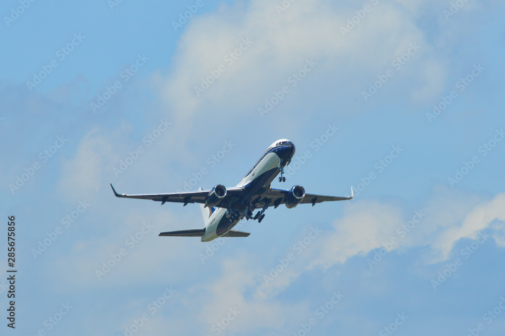 Fototapeta premium Airplane taking-off from Tan Son Nhat Airport