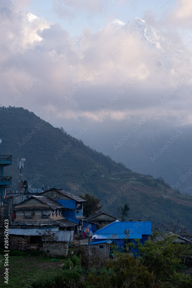 Fototapeta premium Domy w górskiej wiosce i na polu, region Annaourna, Nepal. Outdoor, alternatywa.