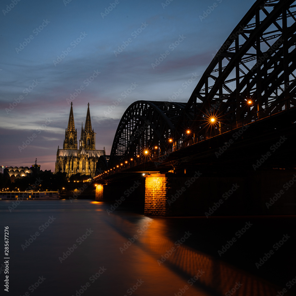 Fototapeta premium Hohenzollernbrücke und Kölnerdom am Abend