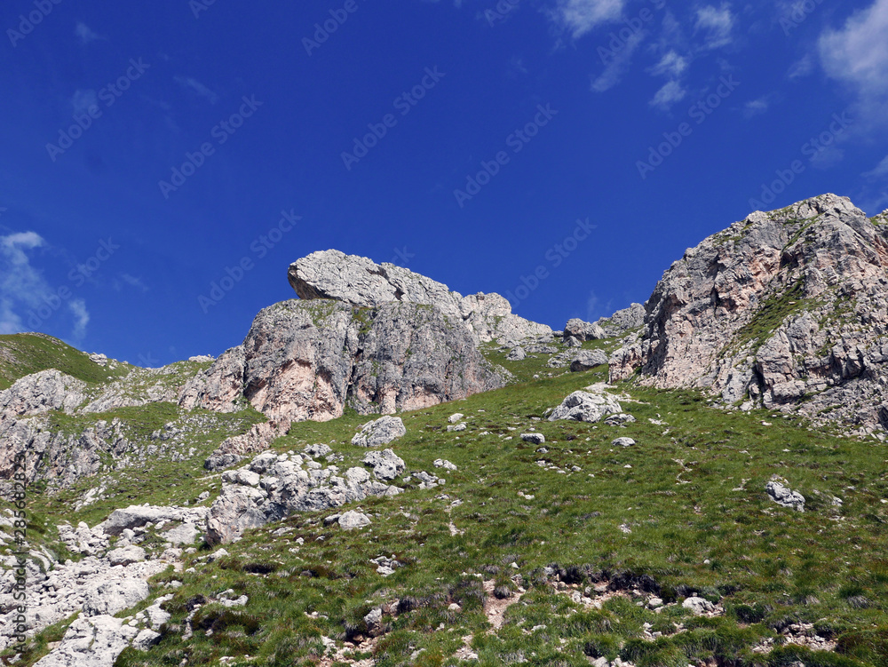 maestosi e suggestivi panorami montani delle dOLOMITI IN  ESTATE, TRA ROCCE E VALLATE