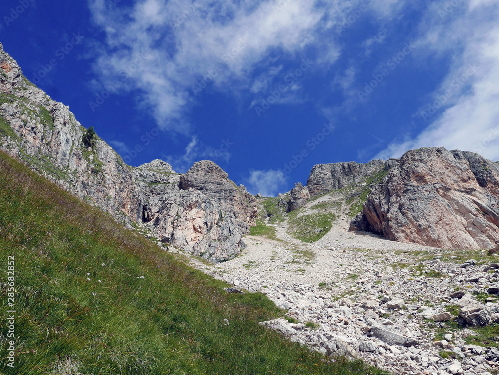 maestosi e suggestivi panorami montani delle dOLOMITI IN  ESTATE, TRA ROCCE E VALLATE