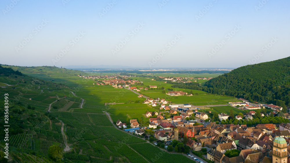 La ville de Kaysersberg et la plaine du Rhin