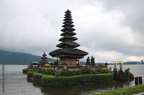 Ulun Danu Batur    el templo del lago    Bali