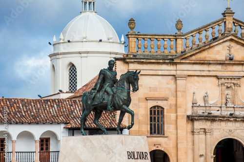 Obraz na plátne Historic equestrian monument to the Liberator Simon Bolivar with the Basilica of St