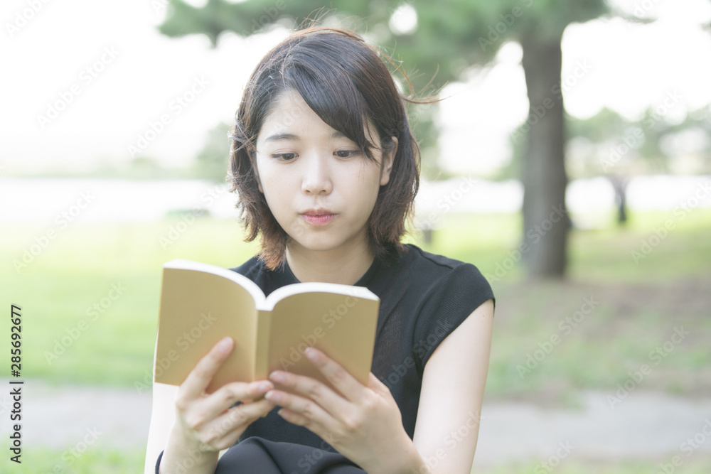 本を読む女子大生