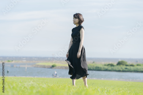 海沿いの公園を歩く若い女性