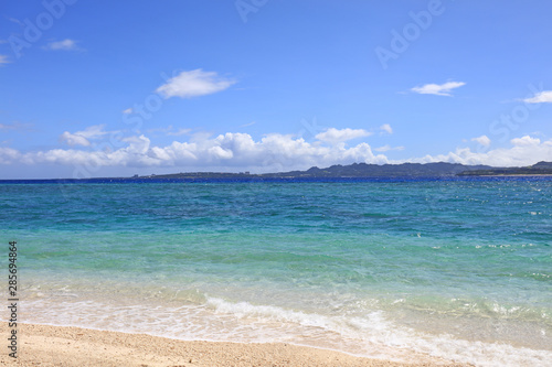 美しい沖縄の海と空 © sunabesyou