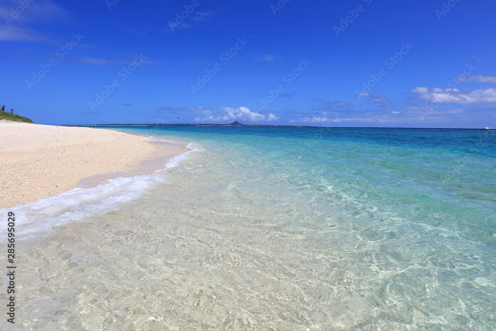 透明で美しい沖縄の海