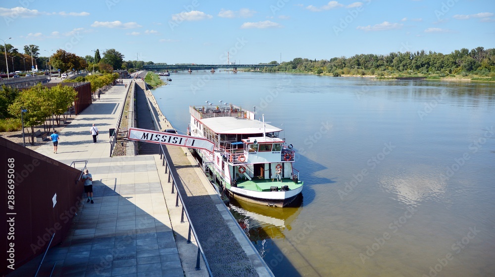 Naklejka premium Boulevards on side of the river