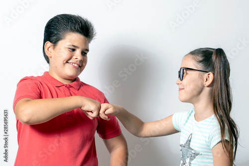 Obraz na plátně Children shake hands, brother and sister conceived something cunning and insidio