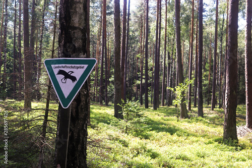 Schild Landschaftsschutzgebiet im Wald